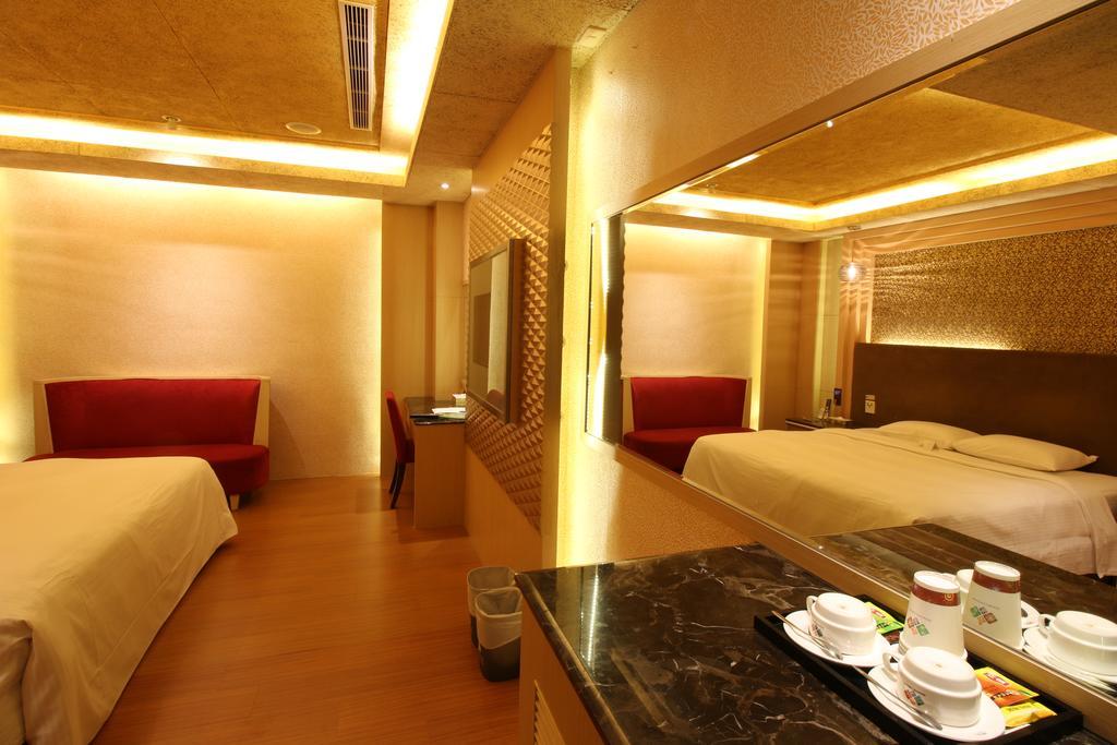 R7 Hotel Kaohsiung Esterno foto