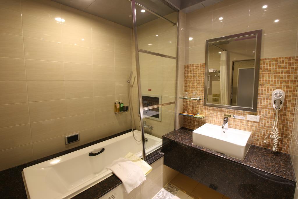 R7 Hotel Kaohsiung Esterno foto