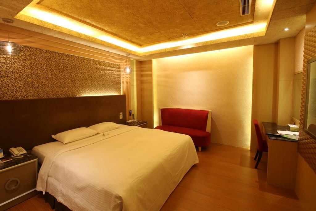R7 Hotel Kaohsiung Esterno foto