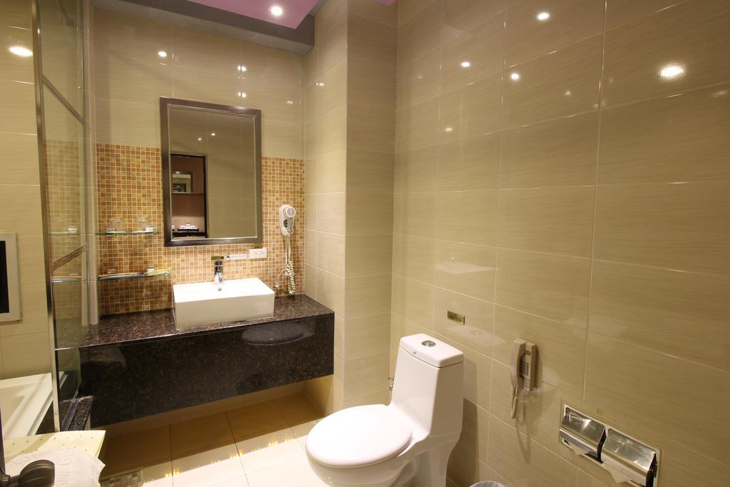 R7 Hotel Kaohsiung Esterno foto