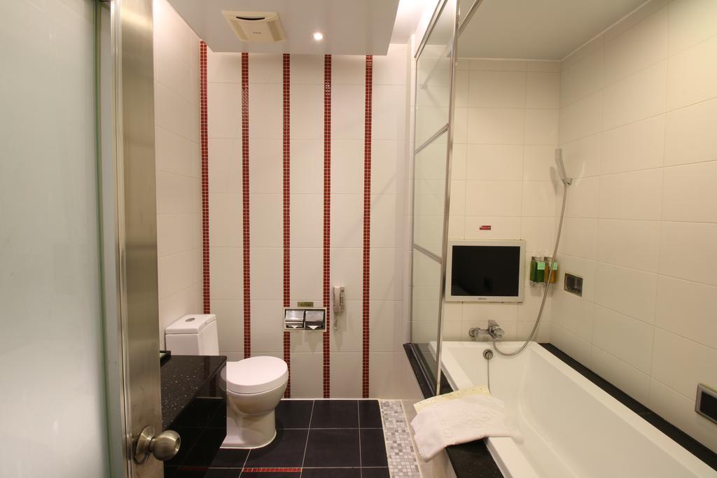 R7 Hotel Kaohsiung Esterno foto