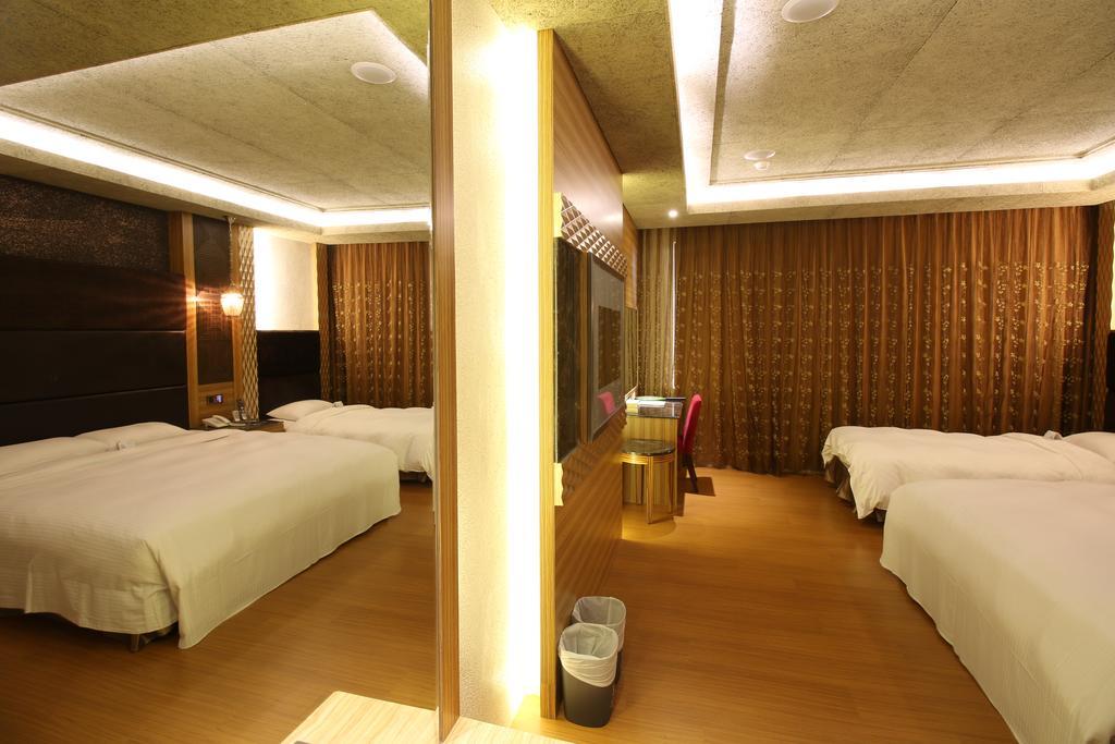 R7 Hotel Kaohsiung Esterno foto