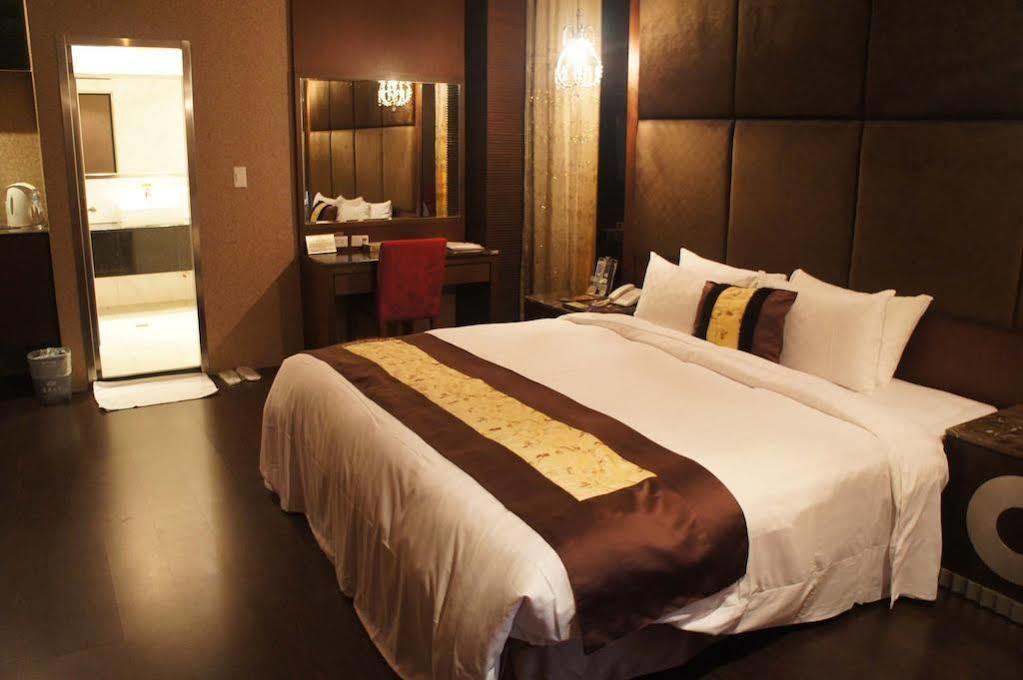 R7 Hotel Kaohsiung Esterno foto