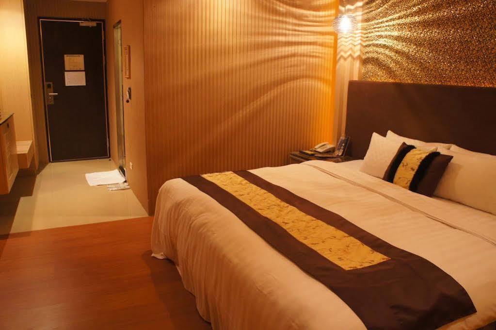 R7 Hotel Kaohsiung Esterno foto